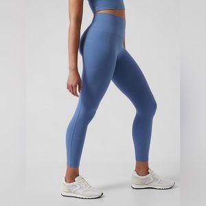 Athleta Salutation Stash pocket II 7/8 tights in cottage blue